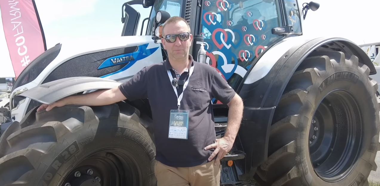 Walter Fleischli arbeitet am liebsten mit seinem Valtra.
