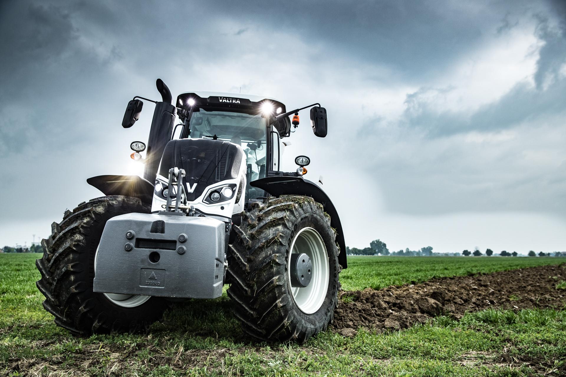 Le tracteur série S Unlimited, en blanc sur cette photo.