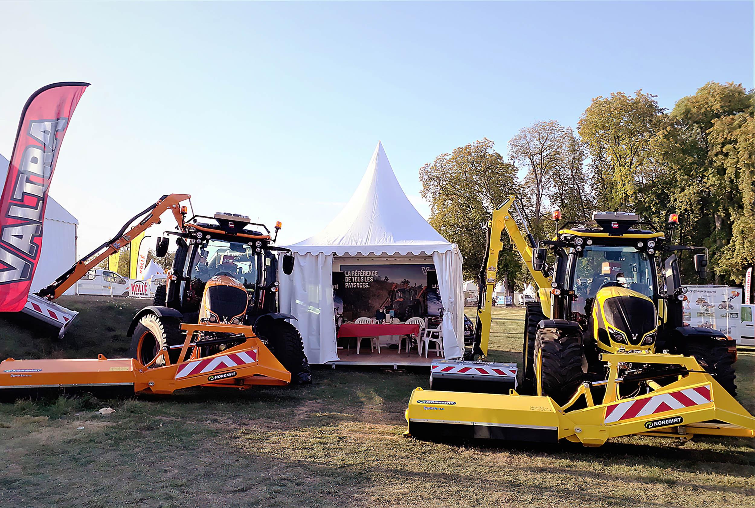 Deux tracteurs Valtra équipés pour l’entretien des routes.