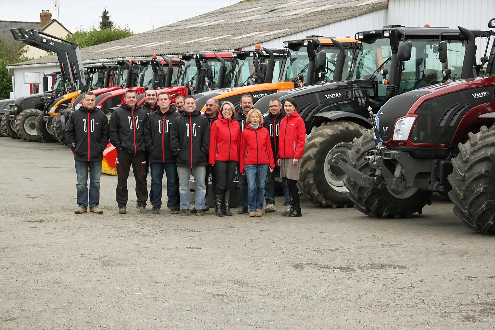 L’entrepreneur et les chauffeurs des Ets Orhand réunis pour réaliser une journée de formation Valtra PRO, ayant pour but l’optimisation de la conduite des tracteurs Valtra