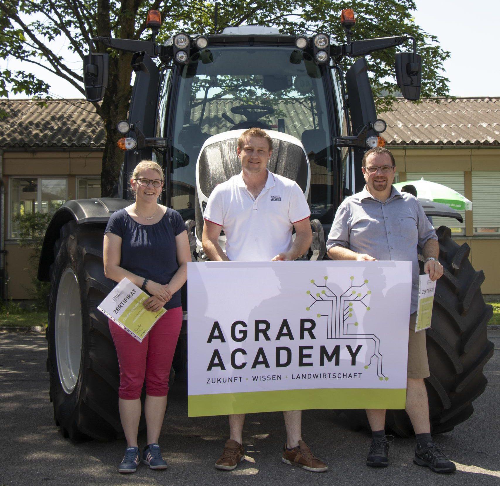 v.l.n.r. Claudia Waldspurger, Produktmanagerin Valtra, Christian Walder, Verkaufsleiter Valtra, Christian Bosshard, Kundendienst Valtra.
