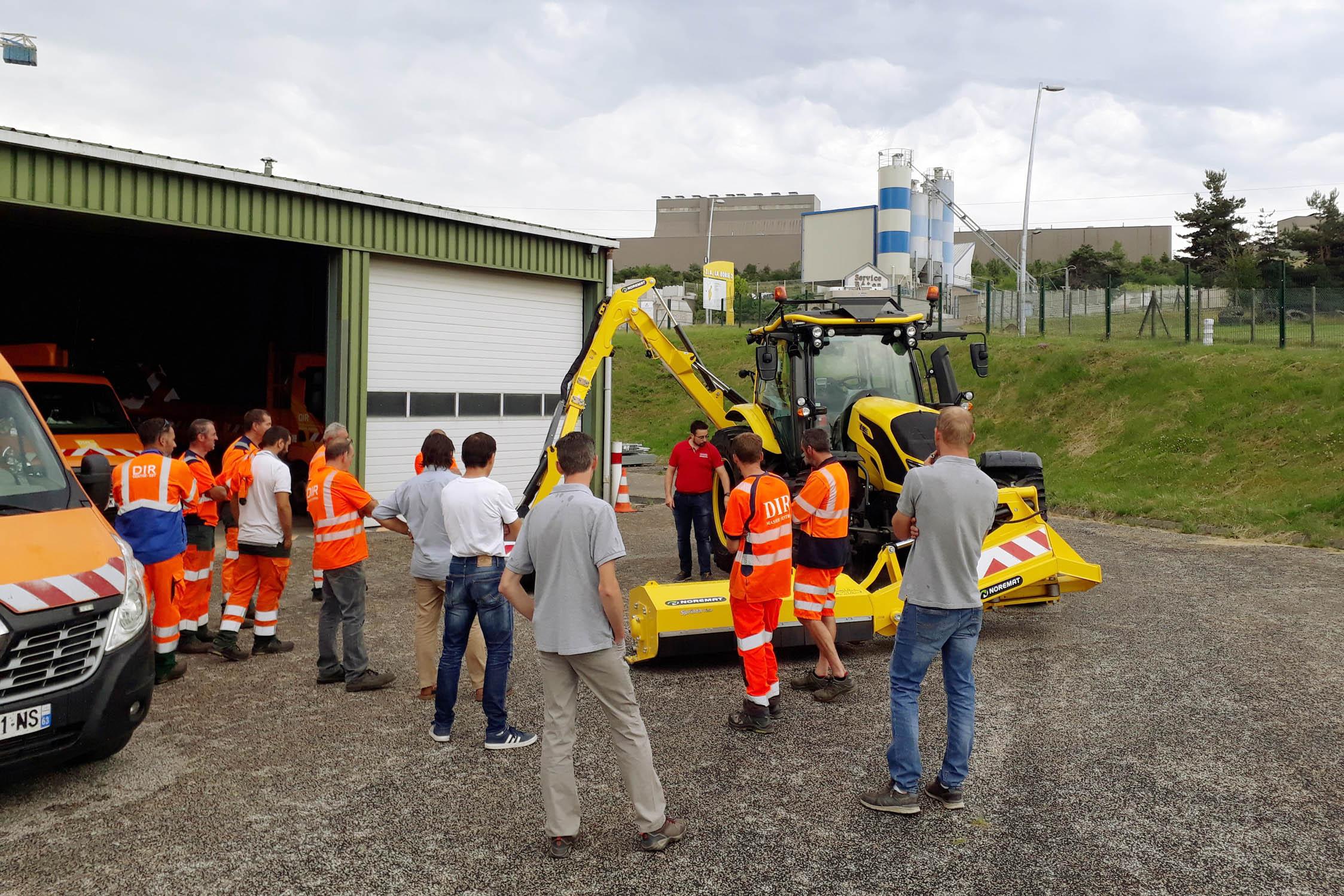 Mise en route d’un tracteur Unlimited Valtra équipé pour l’entretien des routes.